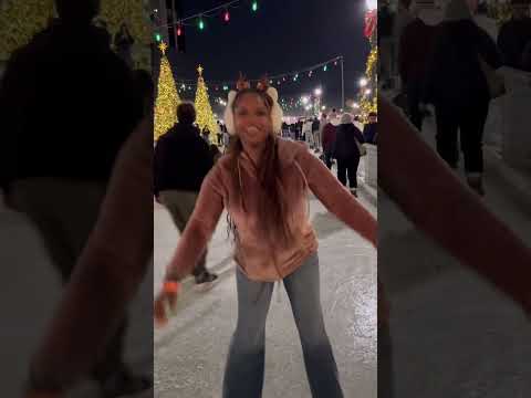 It’s Christmas time, let’s go ice skating in the city! ⛸️❄️