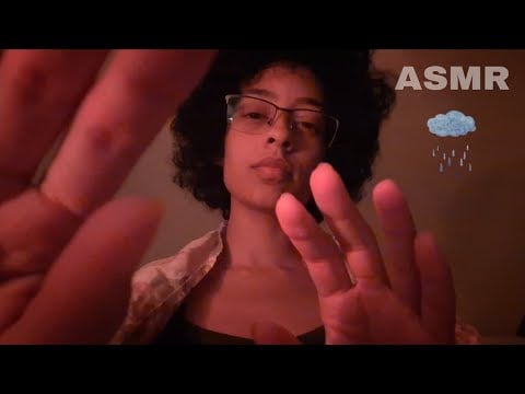 ASMR | MÃOS NA TELA COM SOM DE CHUVA E LUZ BAIXA ☔️