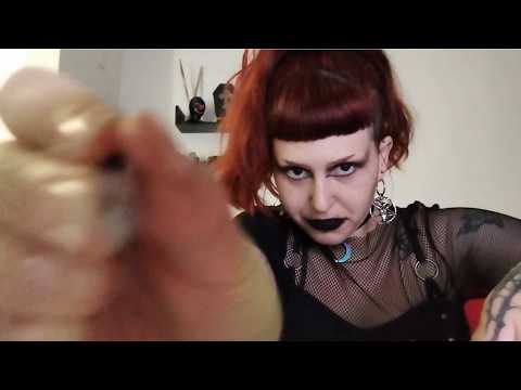 ASMR | GÓTICA TIRA SUA ENERGIA DE FUBANGA! (sussurros e mouth sounds em camadas)