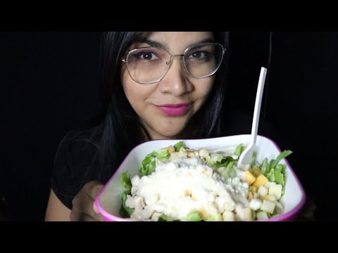 ASMR comiendo ensalada estilo cesar