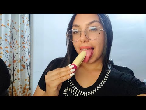 ASMR ESPAÑOL // SONID0S RIC0S + COMIENDO MAQUILLAJE.