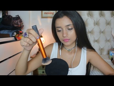 ASMR BINAURAL -  Pincéis no Microfone, Sussurros e Sons de Gloss | Microphone Brushing