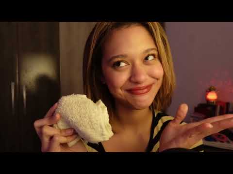 ASMR Mostrando o que carrego na minha bolsa (atenção pessoal, voz suave)