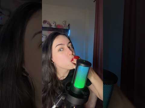 ASMR- provando morango do amor