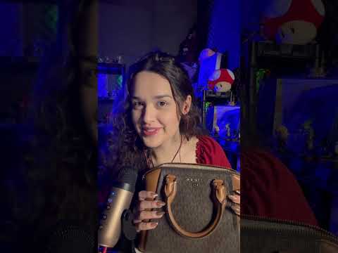 ASMR mostrando o que levo na minha bolsa #asmr  #oquetemnaminhabolsa