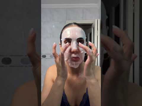 ASMR testando máscara facial viral de colágeno