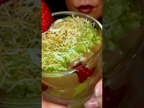 Trying the VIRAL Dubai chocolate strawberry cup #asmr #dubai
