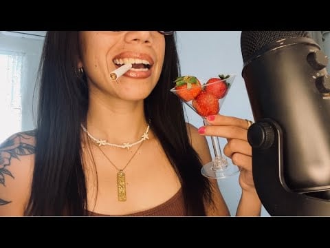 ASMR fumanding + fresas 🍓 