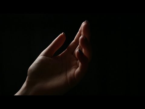 [ASMR] Clicky Dutch whispers + hand movements (Nederlands)