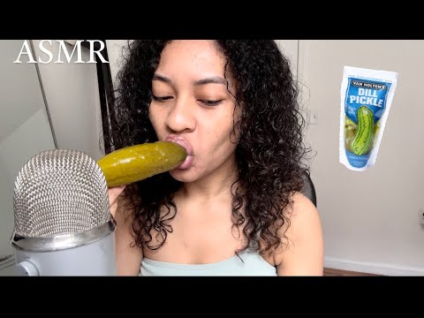 ASMR Español COMIENDO PEPINILLO ÁCIDO ( SONIDOS CRUJIENTES)