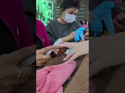 Dos mujeres asiáticas hacen mis uñas en un salón de Siem Reap en Camboya 🇰🇭 #nailart #nails #short