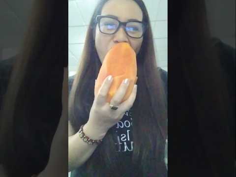 EATING BIG PAPAYA WITH ONE HABD#mukbang #shortsfeed #everyone #papaya #fruit