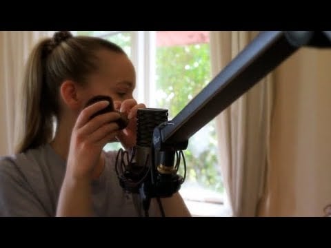 ASMR - Pratar om vad som händer i mitt liv just nu + lite olika triggers (asmr på svenska )
