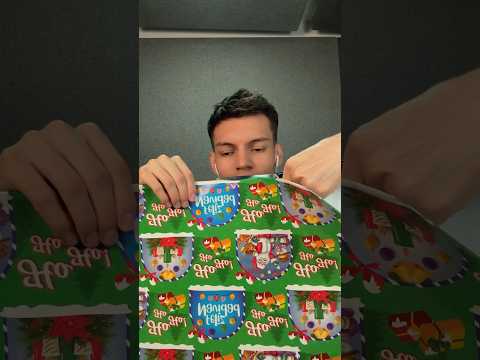 POV: ERES UN REGALO Y TE ENVUELVO #asmr de Navidad #shorts #asmrvideo