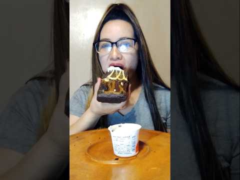 BROWNIE WITH YOGURT #shortsfeed #food #eatingshow #viral #mukbang #everyone #eating #yogurt #foodie
