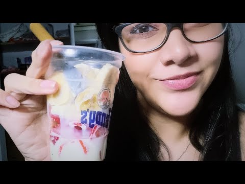 ASMR comiendo fresas y banana con leche condensada + leo dos historias que me enviaron