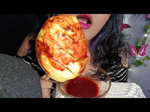 ASRM comiendo mango con chamoy y tajin