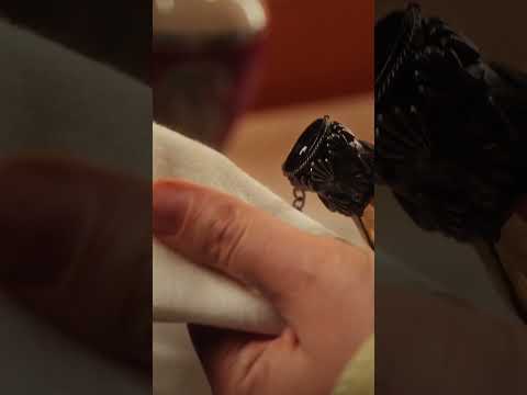 Moisturizing face with oil
