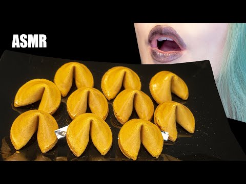 ASMR: CREEPY CRISPY HALLOWEEN FORTUNE COOKIES | German Whispering 🎃🥠 ~ Relaxing Eating [V] 😻