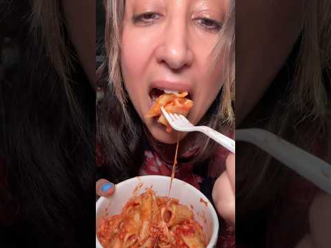 Eating Baked Ziti in my garage #mukbang #eatingsounds #asmreating #foodie #pasta #cheese #ronatona