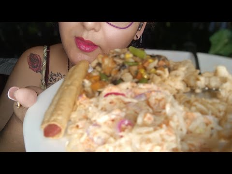 ASMR Comiendo fajitas de pollo con ensalada de col o repollo 