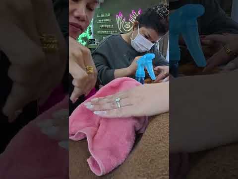 Dos mujeres asiáticas hacen mis uñas en un salón de Siem Reap en Camboya #nails #nailart #nailsalon
