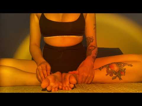 🔥DADDY I NEED YOU TO RUB MY FEET PLS!🔥FEET LEG RUBBING FEET LEG MASSAGE THIGH RUBBING MOANING ASMR