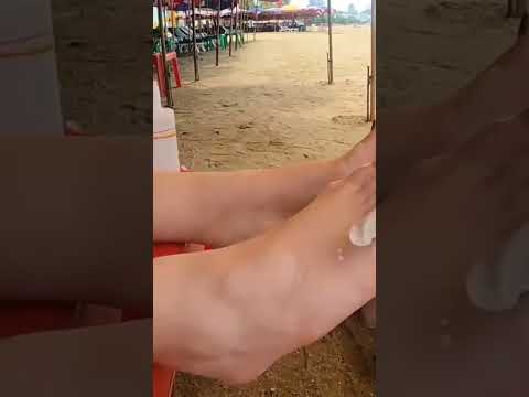 Así limpian los talones en las playas de #tailandia 🦶 #asmr #heels #massage