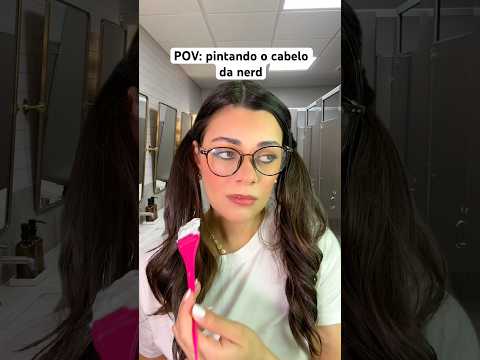 POV: pintando o cabelo da nerd #asmr #asmrsounds #humor #shorts