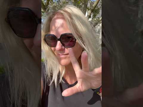 ASMR FR / Dans le jardin parmi les fleurs #asmrfr #shortsasmr #shortsasmr