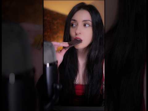 ¿Real o falso? #asmr #asmrsounds #asmrvideo #asmrcommunity #relax #mouthsounds #food #shorts