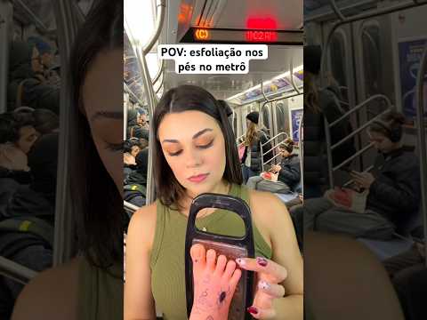 POV: esfoliação nos pés no metrô #asmr #asmrsounds #humor #shorts