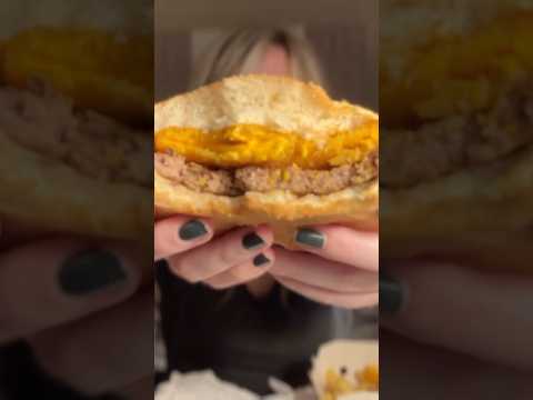 EATING HAMBURGER + patatine 🍔 #notalking #asmrvideo #muckbang