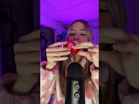 ASMR COMENDO MORANGO DO AMOR