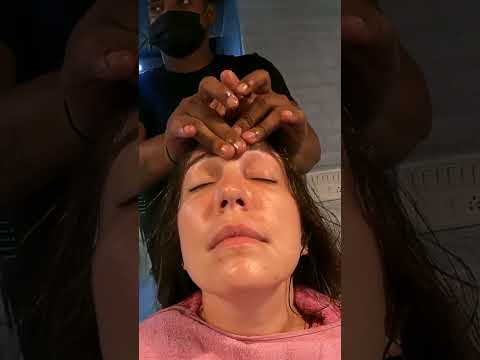 Relajante masaje de cejas