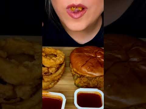 THAT CRUNCH THOUGH! 😮 #asmreating #asmr #crunchy #popeyes