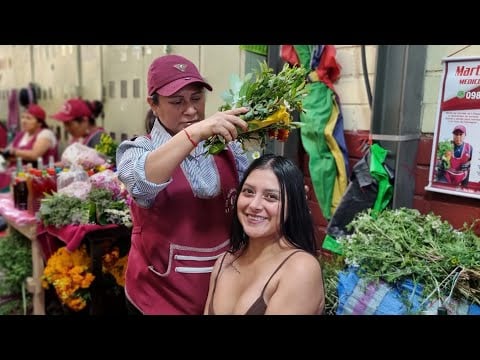 ASMR, Limpia energética en el mercado con Martha Pangol 