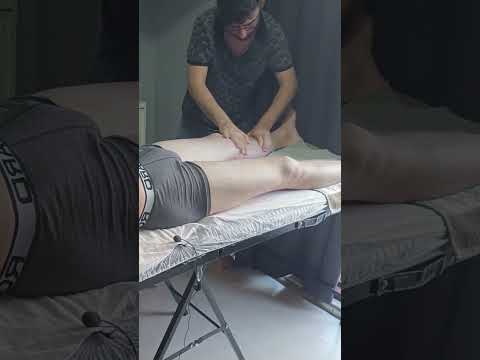 TURKISH MASSAGE TECHNIQUES TO REDUCE PAIN IN THE QUADRICEPS #satisfying #relaxing #asmr #shorts
