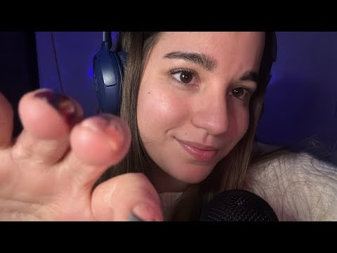 ASMR toco tu carita ~ tapping en la camara + mouth sounds