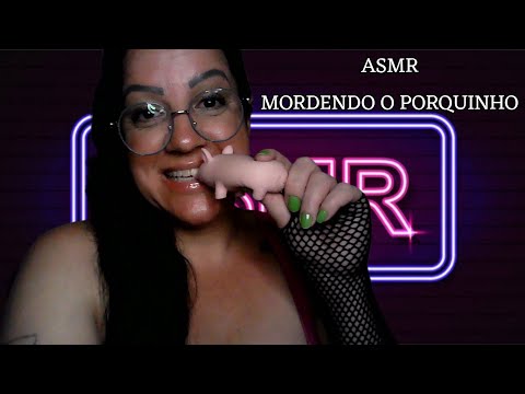 ASMR-MORDENDO  O PORQUINHO #asmr #arrepios #relax #sonsdeboca