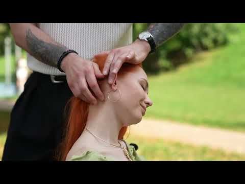 АСМР массаж головы прямо на улице 😍 Реакция девушки