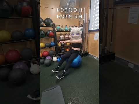 working out in a busy gym 💪