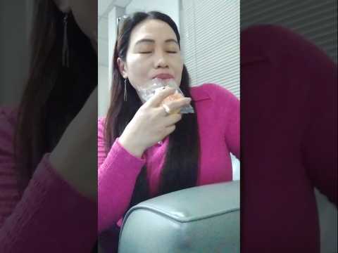 SLEEPY &  HUNGRY ONE BITE CUP CAKE #shortsfeed #food #eatingshow #mukbang #everyone  #sleeping
