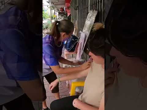 Masaje callejero con gua sha para aliviar tensiones