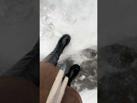 ASMR mit meinen dicken Stiefeln auf einer Eisschicht mit Schnee, der auch vereist ist. 😤