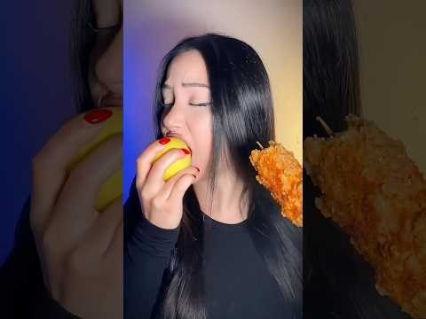 😳😱🍏🍢??? #asmr #eating #asmrsounds #mukbang #asmrvideo #food #asmrfood #emoji