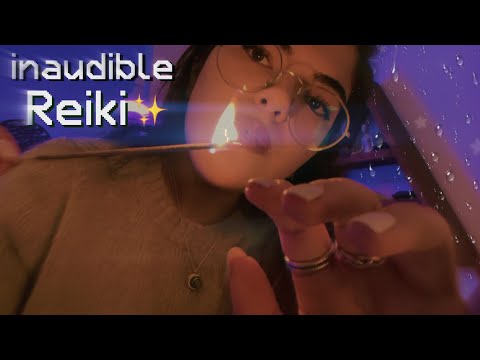 ASMR Reiki ✨ Te doy energía positiva para calmar la ansiedad 💗 Inaudible + lluvia 🌧