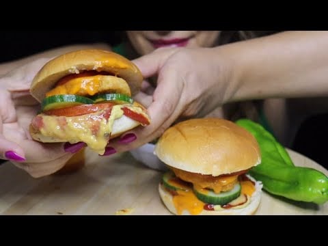 ASMR CHICKEN BURGERS JUICY MELTED CHEESE SOFT CRUNCHY MUKBANG CREMA ASMR #asmr #mukbang #burgers