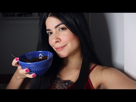 ASMR COMENDO MORANGO COM GANACHE