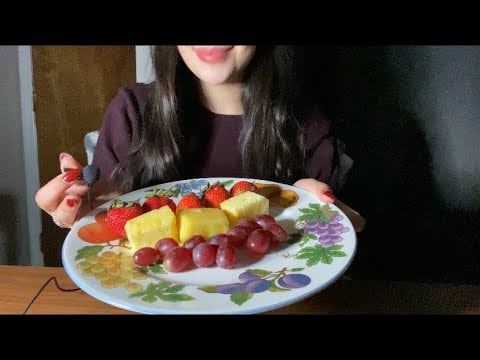 12 DAYS OF ASMR DAY 5🎄/ JUICY FRESH FRUIT EATING SOUNDS 🍓